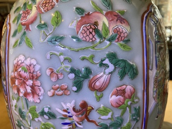 Trois vases en porcelaine de Chine famille rose, 19&egrave;me