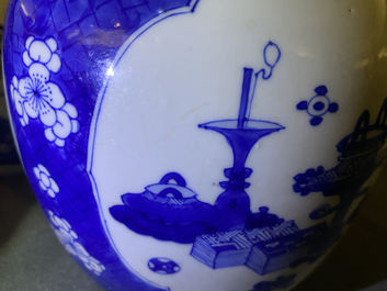 Un pot en porcelaine de Chine en bleu et blanc &agrave; d&eacute;cor d'un qilin, Kangxi