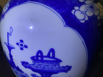 Een Chinese blauw-witte pot met een kylin, Kangxi