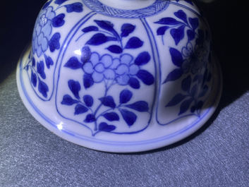 Un vase couvert en porcelaine de Chine en bleu et blanc &agrave; d&eacute;cor de cavaliers, Kangxi