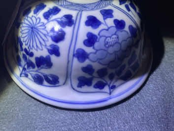 Een Chinese blauw-witte dekselvaas met ruiters te paard, Kangxi