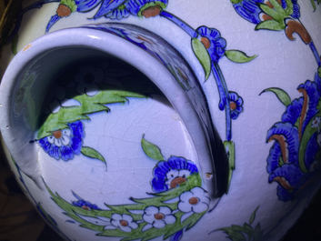 Een grote bolle vaas in Iznik-stijl, Cantagalli, Itali&euml;, 19e eeuw