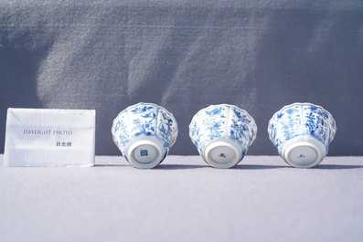 Six tasses et soucoupes en porcelaine de Chine en bleu et blanc, Kangxi