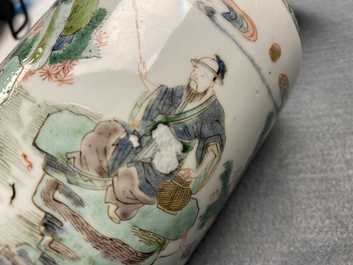 Un vase de forme rouleau en porcelaine de Chine famille verte &agrave; d&eacute;cor 'Feng shen bang', Kangxi