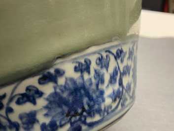 Un vase en porcelaine de Chine en bleu et blanc &agrave; fond c&eacute;ladon, Ming