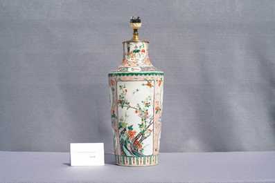 Een Chinese famille verte vaas tot lamp gemonteerd, 19e eeuw