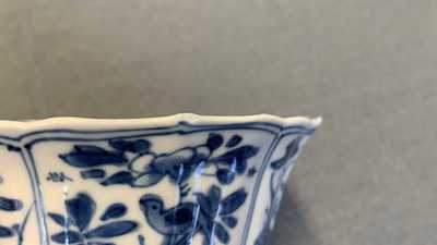 Six tasses et soucoupes en porcelaine de Chine en bleu et blanc, Kangxi