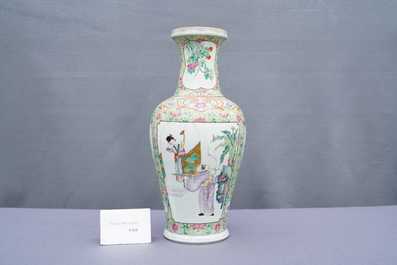 Un vase en porcelaine de Chine famille rose, R&eacute;publique