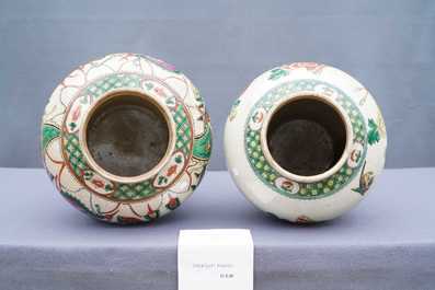 Trois vases en porcelaine de Chine famille rose et verte &agrave; fond craquel&eacute;, Chine, 19/20&egrave;me