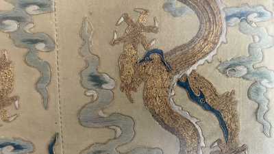 Een Chinees met gouddraad geborduurd zijden 'draken' paneel, 19e eeuw