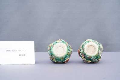 Une paire de vases ajour&eacute;s de forme bouteille en porcelaine de Chine famille verte, 19&egrave;me