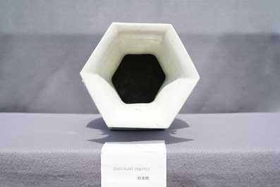 Un vase de forme hexagonale en porcelaine de Chine qianjiang cai, 19&egrave;me