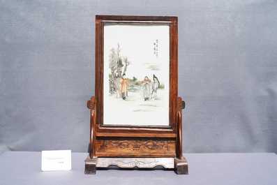 Un &eacute;cran de table en bois incrust&eacute; d'une plaque en porcelaine de Chine qianjiang cai, 19/20&egrave;me