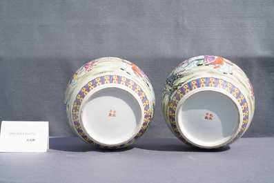 Une paire de pots couverts en porcelaine de Chine famille rose, marque de Qianlong, R&eacute;publique