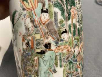 Un vase de forme rouleau en porcelaine de Chine famille verte &agrave; d&eacute;cor 'Feng shen bang', Kangxi