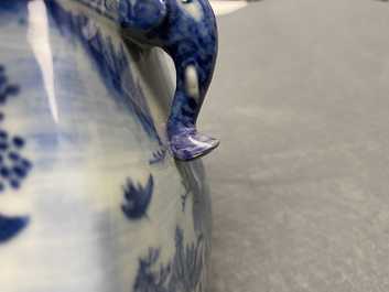 Un vase en porcelaine de Chine en bleu et blanc aux anses en forme de t&ecirc;te d'&eacute;l&eacute;phant, Qianlong