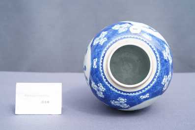 Een Chinese blauw-witte pot met een kylin, Kangxi