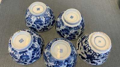 Een collectie Chinese en Japanse blauw-witte koppen en schotels en twee kannen, Wanli en later