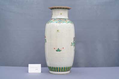 Trois vases en porcelaine de Chine famille rose et verte &agrave; fond craquel&eacute;, Chine, 19/20&egrave;me