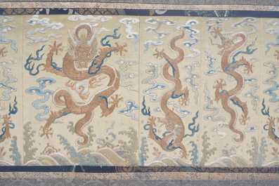 Un panneau en broderie de soie et de fil d'or &agrave; d&eacute;cor de dragons, Chine, 19&egrave;me