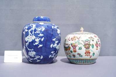 Quatre th&eacute;i&egrave;res et deux pots couverts en porcelaine de Chine, 19/20&egrave;me