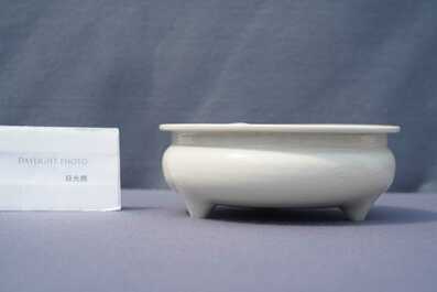 Een Chinese Dehua blanc de Chine driepotige wierookbrander met ingekrast decor, Kangxi