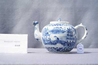 Une th&eacute;i&egrave;re couverte en porcelaine de Chine en bleu et blanc, 19&egrave;me