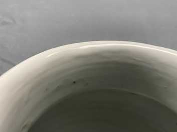 Un vase en porcelaine de Chine en bleu et blanc &agrave; d&eacute;cor de lettr&eacute;s, Yongzheng