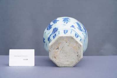 Een Chinese blauw-witte vaas met figuren in een landschap, Transitie periode