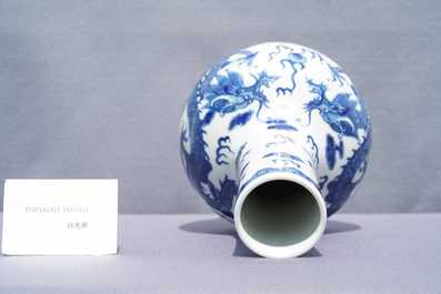 Un vase de forme bouteille en porcelaine de Chine en bleu et blanc, marque de Yongzheng, 19&egrave;me