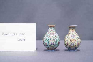 Deux vases miniatures en porcelaine de Chine famille rose, marque de Qianlong, R&eacute;publique