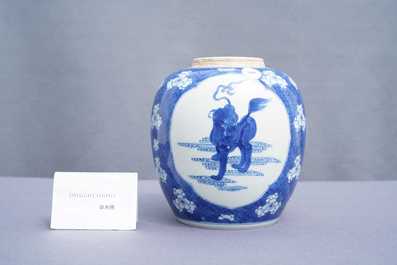 Un pot en porcelaine de Chine en bleu et blanc &agrave; d&eacute;cor d'un qilin, Kangxi