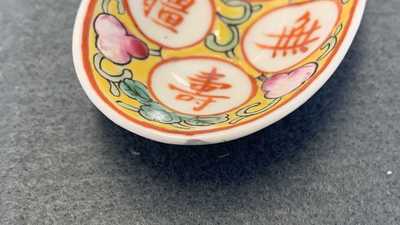 32 cuill&egrave;res en porcelaine de Chine famille rose de Canton et &agrave; fond jaune, 19/20&egrave;me