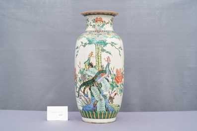 Trois vases en porcelaine de Chine famille rose et verte &agrave; fond craquel&eacute;, Chine, 19/20&egrave;me