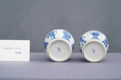 Une paire de vases en porcelaine de Chine en bleu et blanc aux anses en forme de t&ecirc;te d'&eacute;l&eacute;phant, Kangxi