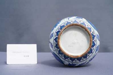 Un vase de style Iznik en bleu et blanc, prob. Samson, France, 19&egrave;me