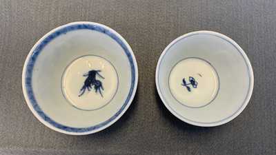 Dix-huit soucoupes, sept tasses, deux plats et une bo&icirc;te &agrave; th&eacute; en porcelaine de Chine en bleu et blanc, Kangxi/Qianlong