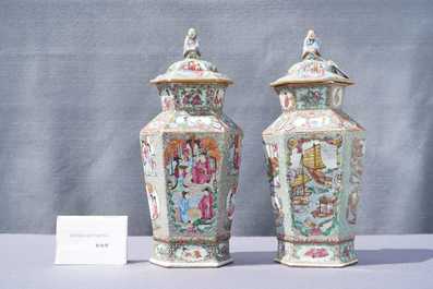 Deux vases couverts de forme hexagonale en porcelaine de Chine famille rose de Canton, 19&egrave;me
