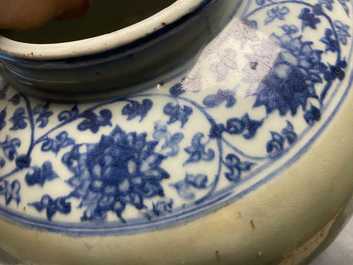 Een Chinese blauw-witte en celadon vaas met lotusslingers, Ming