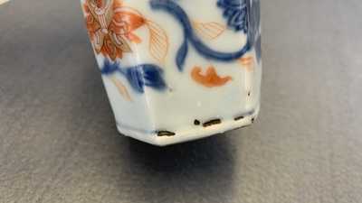 Dix-huit soucoupes, sept tasses, deux plats et une bo&icirc;te &agrave; th&eacute; en porcelaine de Chine en bleu et blanc, Kangxi/Qianlong