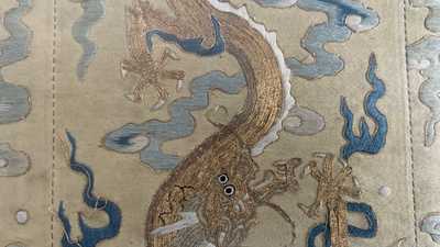 Un panneau en broderie de soie et de fil d'or &agrave; d&eacute;cor de dragons, Chine, 19&egrave;me