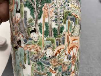 Un vase de forme rouleau en porcelaine de Chine famille verte &agrave; d&eacute;cor 'Feng shen bang', Kangxi