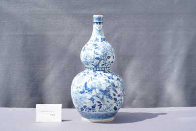 Un vase de forme double gourde en porcelaine de Chine en bleu et blanc, 19&egrave;me