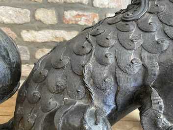 Une paire de grands mod&egrave;les de lions bouddhistes en bronze, Chine, Ming