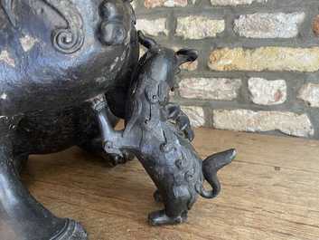 Une paire de grands mod&egrave;les de lions bouddhistes en bronze, Chine, Ming