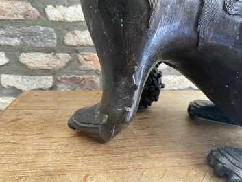 Une paire de grands mod&egrave;les de lions bouddhistes en bronze, Chine, Ming