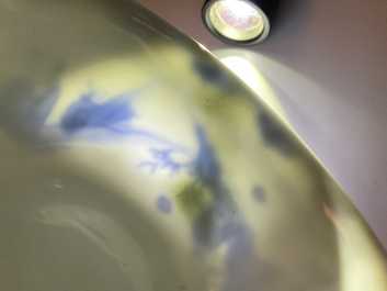 Un bol sur piedouche en porcelaine de Chine en bleu et blanc &agrave; d&eacute;cor de joueurs de go, &eacute;poque Transition