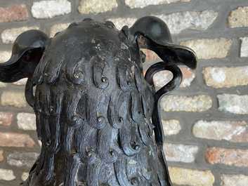 Een paar grote Chinese bronzen boeddhistische leeuwen, Ming