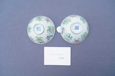 Une paire de bols en porcelaine de Chine famille rose &agrave; d&eacute;cor de papillons, marque de Qianlong, 19&egrave;me