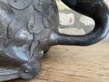 Een paar grote Chinese bronzen boeddhistische leeuwen, Ming